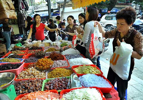 Cảnh giác với bánh mứt kẹo “ba không” Tết Giáp Ngọ